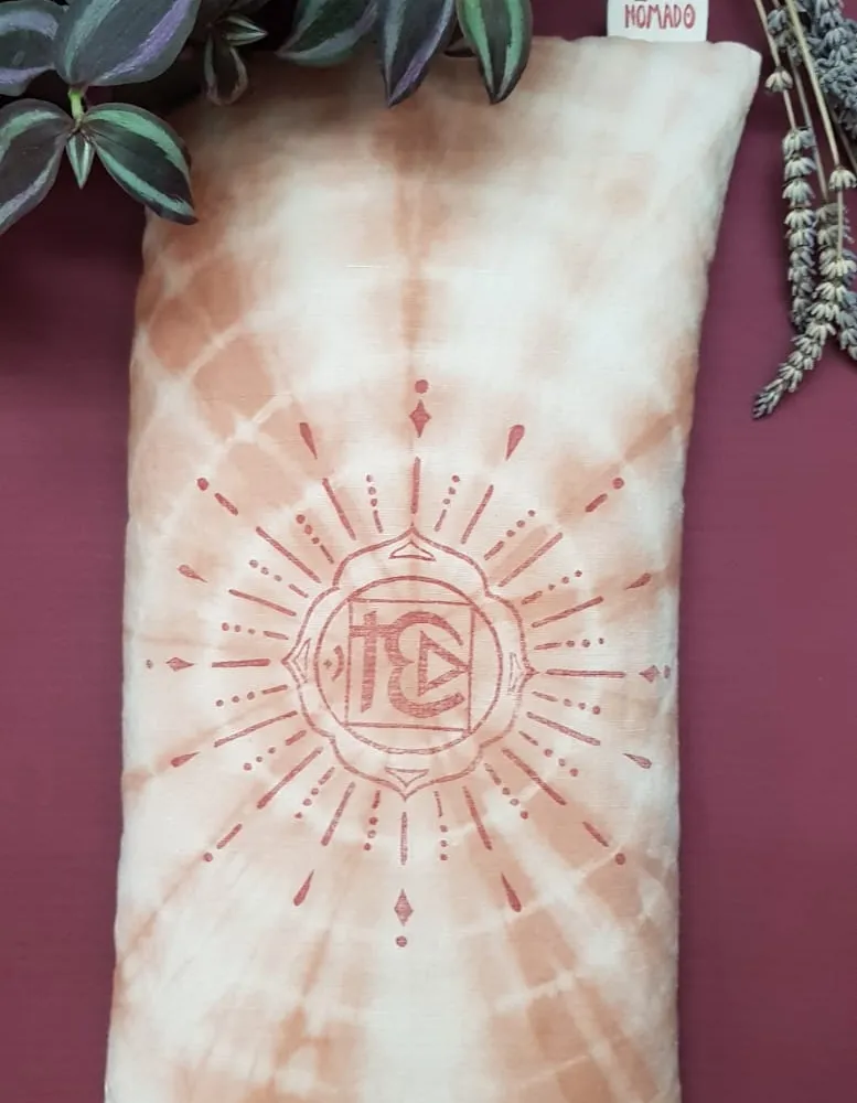 Coussin relaxant pour les yeux Nômado posé près de plantes et de lavande séchée
