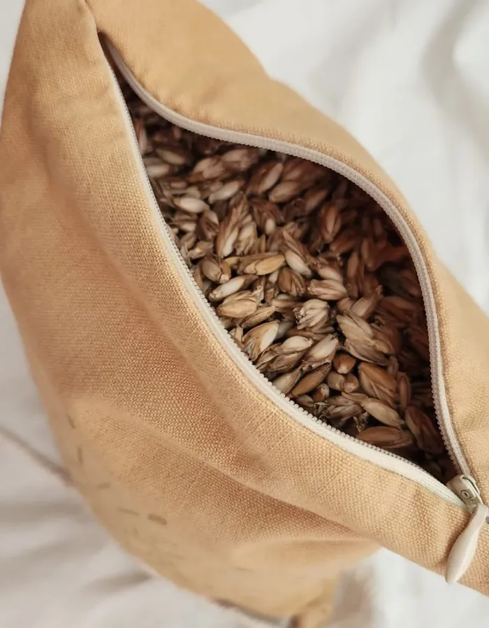 Balle d'épeautre bio visible dans une pochette en lin Nômado